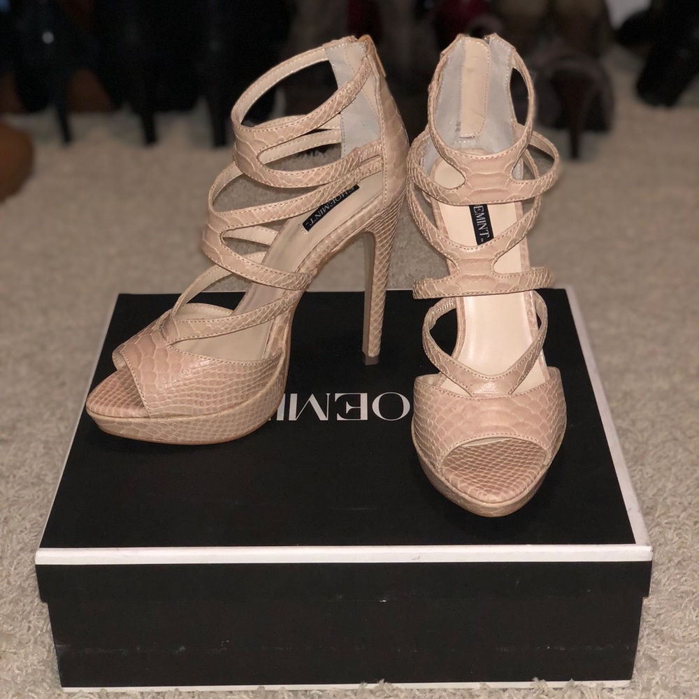 NWT Sexy strappy nude heals by Shoemint